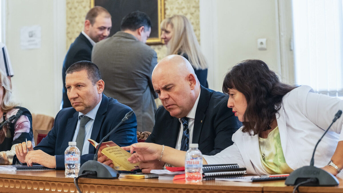 Главният прокурор Иван Гешев е поканен за изслушване в комисията по правни въпроси в парламента.
