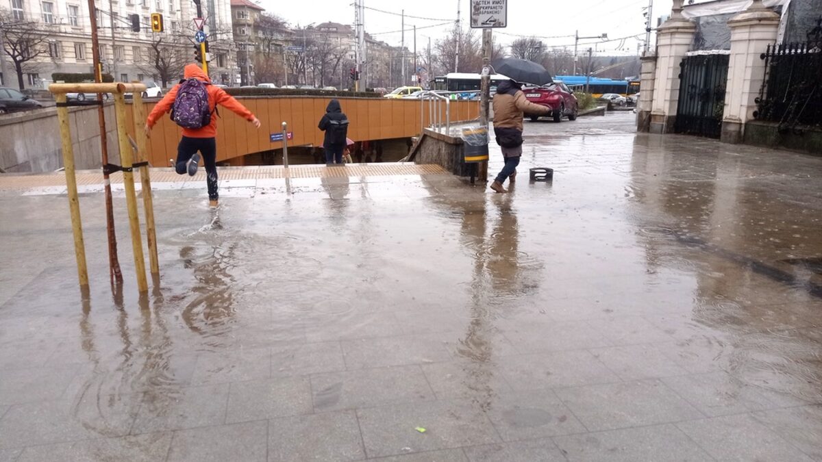 Пред входа на метрото при Софийския университет. Пред входа на метрото при Софийския университет.