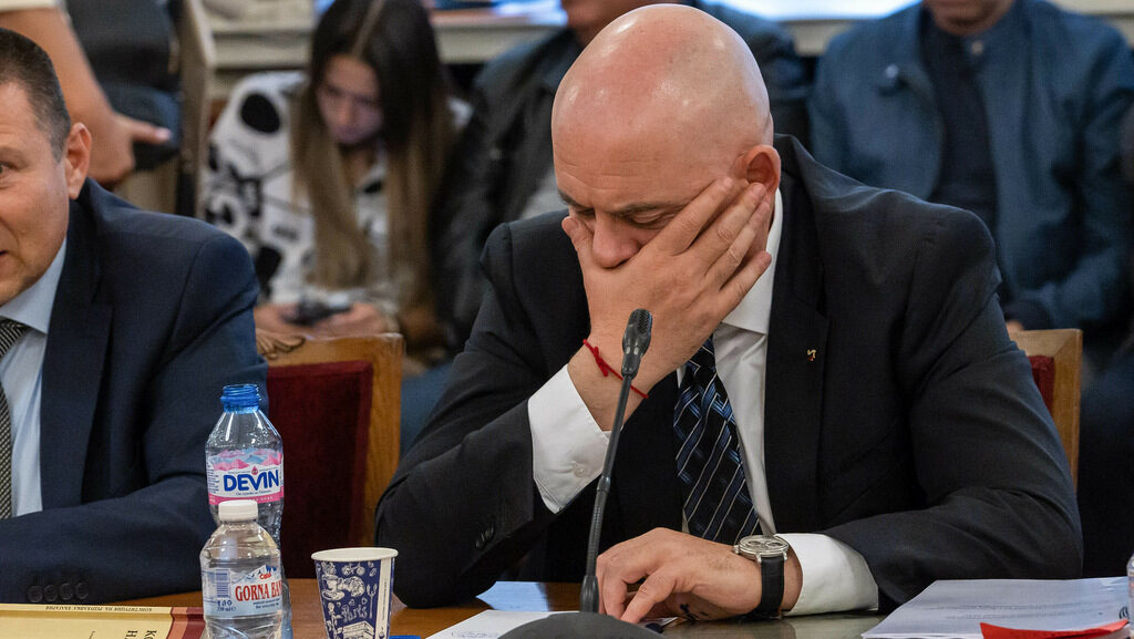 От това ли се притеснява - някой да не го третира като обикновен гражданин? Или от неговото евентуално отстраняване се бои цяла група, оцеляваща посредством безнаказана търговия с влияние?