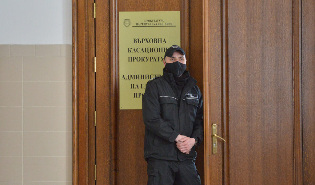"Липсва минимална степен на правна защита, на която имат право физически и юридически лица според върховенството на правото в едно демократично общество", заключава и съдът в Страсбург. "Липсва минимална степен на правна защита, на която имат право физически и юридически лица според върховенството на правото в едно демократично общество", заключава и съдът в Страсбург.