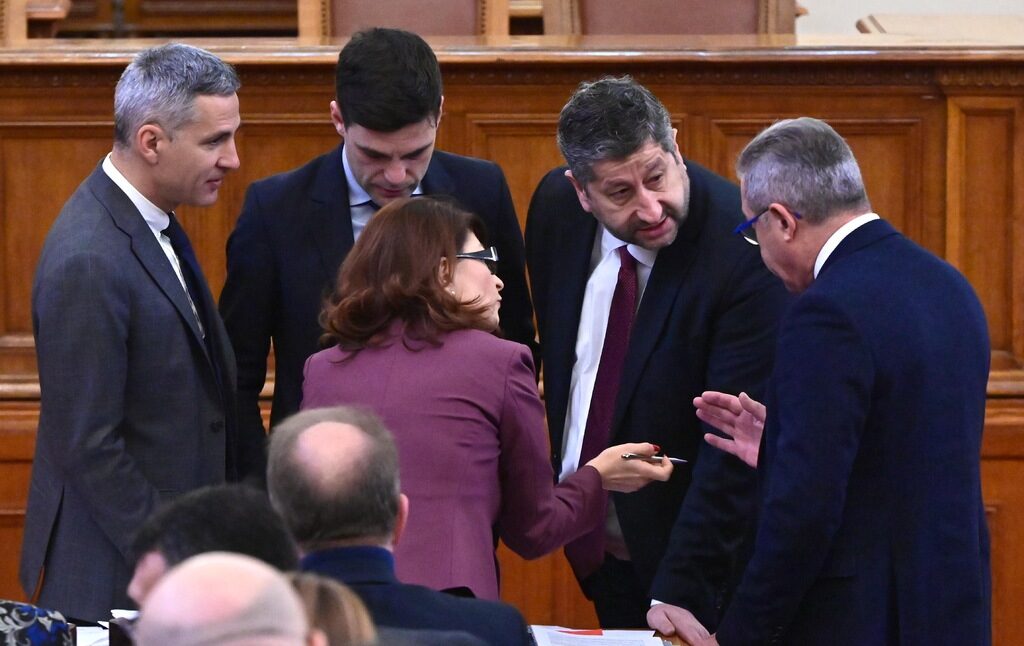 Гласуваните поправки, предложени от ГЕРБ - СДС предвиждат предоставянето на защита на хората, подаващи сигнали, като тя да обхваща ответни действия с цел репресия или заплахи