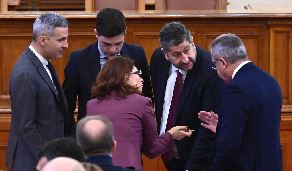 Ако депутатите са научили нещо от политическия хаос през последните близо две години, то през следващата седмица не би трябвало да имат друга работа – независимо дали ще спят по комисиите цяла нощ, освен да приемат предложените поправки в НПК и Закона за съдебната власт.
