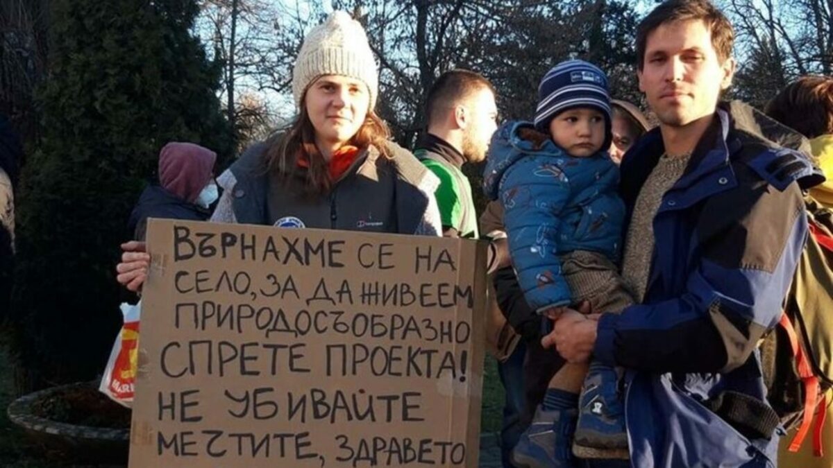 Гражданското сдружение "Ти решаваш" събра над 20 000 подписа от местното население против бъдещата инсталация за горене на отпадъци. Гражданското сдружение "Ти решаваш" събра над 20 000 подписа от местното население против бъдещата инсталация за горене на отпадъци.