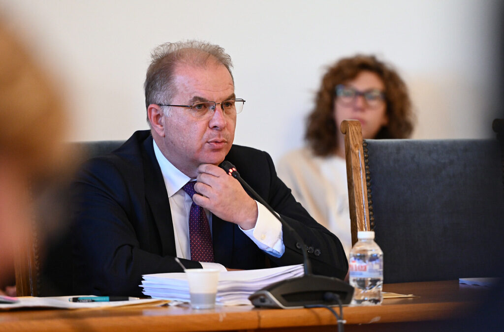 Председателят на комисията по правни въпроси Радомир Чолаков обясни, че няма как на днешното заседание да има гласуване на второ четене на поправките в ЗСВ и НПК.