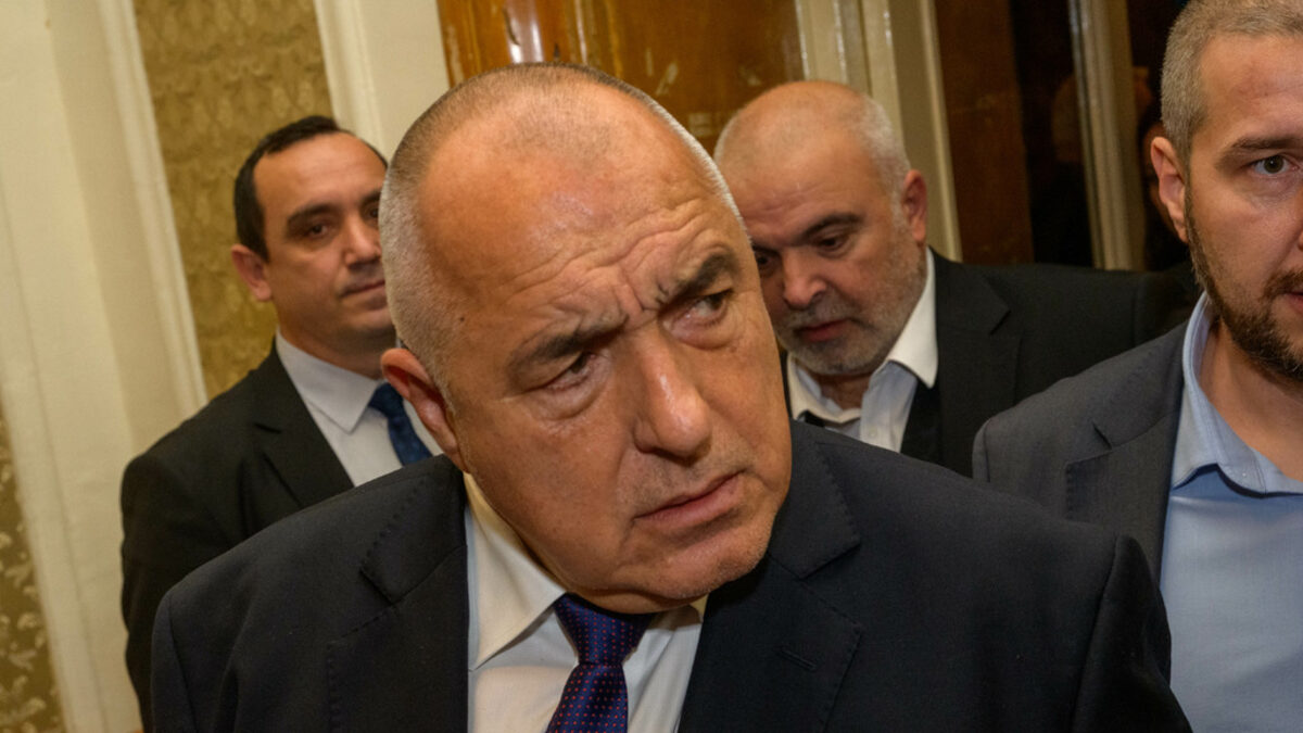 Целта е да направи на пух и прах всяко достижение на Кирил Петков и Асен Василев. И вече никой не говори за Мата Хари, за снимките от една премиерска спалня или пък за прословутата къща в Барселона.