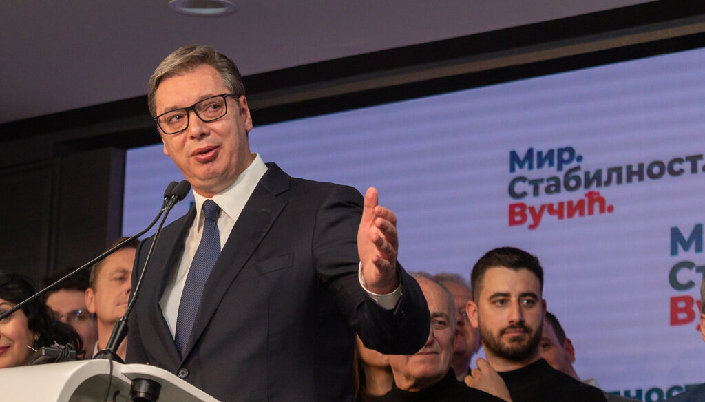 Сръбският президент Александър Вучич следва традиционния си курс - Сърбия да е и със Запада, и с Москва.