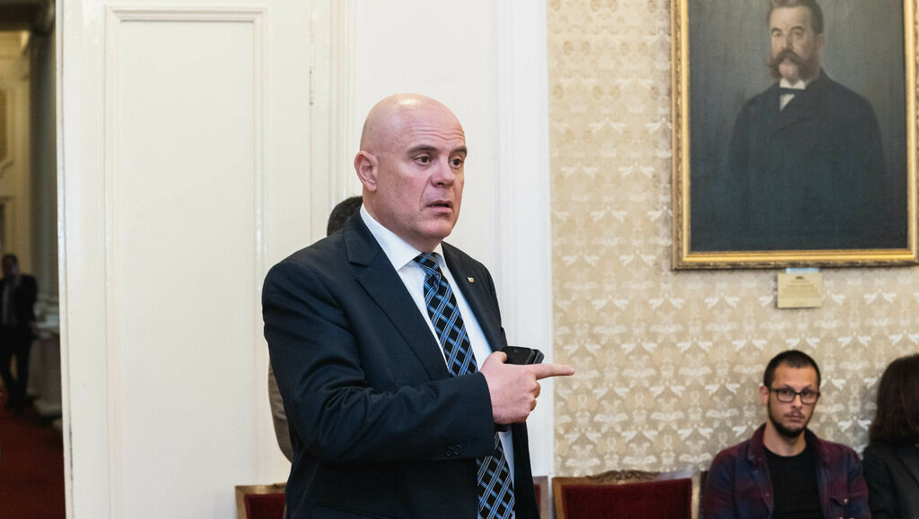 И пловдивските адвокати се присъединиха към декларацията на Обединението на свободните адвокати в подкрепа на адвокат Ина Лулчева. И пловдивските адвокати се присъединиха към декларацията на Обединението на свободните адвокати в подкрепа на адвокат Ина Лулчева.