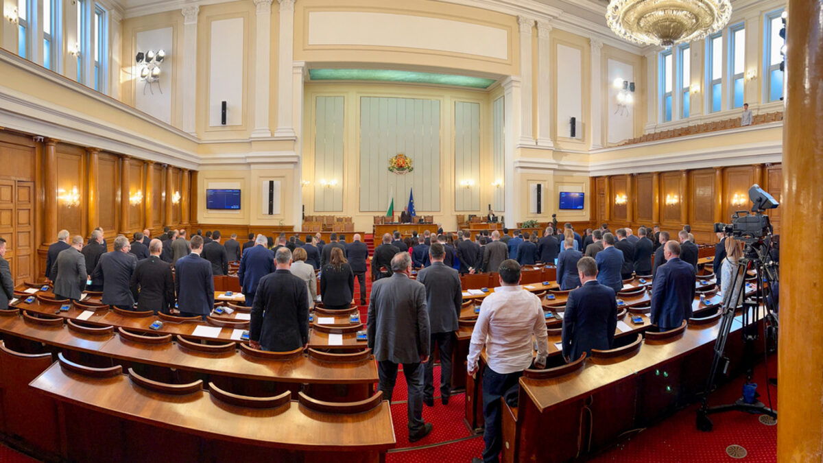 В отсъствието на БСП парламентът почете паметта на жертвите на комунизма
