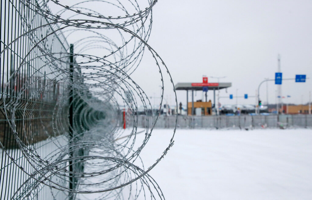 Полша постави телена ограда по границата си с Беларус след мигрантската криза през 2021 г. когато хиляди мигранти бяха доставени със самолети от Минск, за да влязат в ЕС през Полша