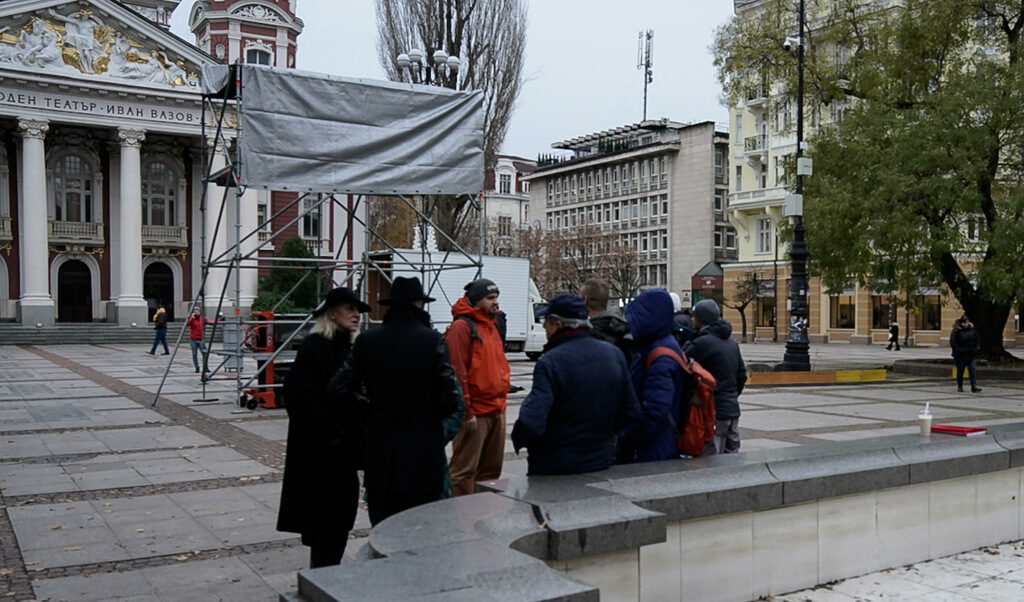 Актьори, присъствали на репетицията, си спомнят какво още е разказал режисьорът за избора на Евгени Будинов да се кандидатира отново за депутат от ГЕРБ.<br /><br /><em>На снимката: Актьори и служители на "Народния театър" се подписват в подкрепа на главния режисьор Александър Морфов. Организатор на подписката е Валери Йорданов.</em> Актьори, присъствали на репетицията, си спомнят какво още е разказал режисьорът за избора на Евгени Будинов да се кандидатира отново за депутат от ГЕРБ.<br /><br /><em>На снимката: Актьори и служители на "Народния театър" се подписват в подкрепа на главния режисьор Александър Морфов. Организатор на подписката е Валери Йорданов.</em>