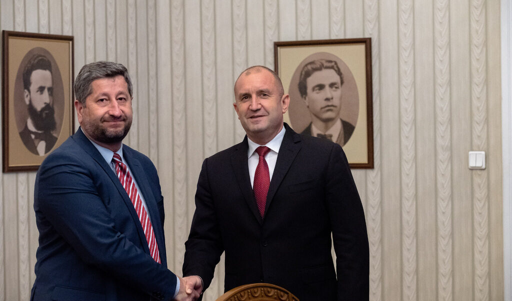 Христо Иванов обвини президента, че не прави нужното за модернизация на армията с американска помощ