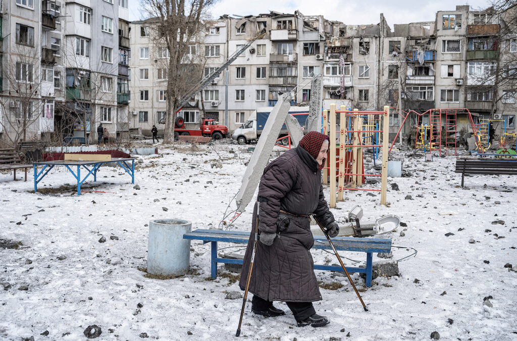 Разрушени жилищни сгради от руските бомбардировки в Покровск, Източна Украйна Разрушени жилищни сгради от руските бомбардировки в Покровск, Източна Украйна
