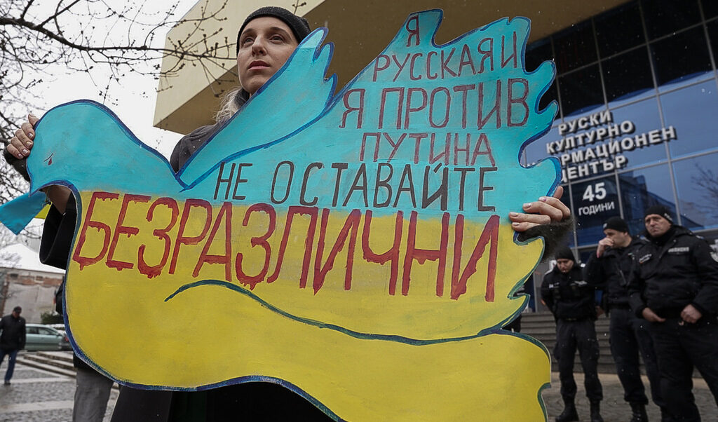 Хората от президентското обкръжение, които заемат официален пост, се боят не само от това, че могат да бъдат уволнени, но и от политически репресии.<br /><br /><em>На снимката: Протест на Анна Стоева пред руския център в София срещу нахлуването на Русия в Украйна</em> Хората от президентското обкръжение, които заемат официален пост, се боят не само от това, че могат да бъдат уволнени, но и от политически репресии.<br /><br /><em>На снимката: Протест на Анна Стоева пред руския център в София срещу нахлуването на Русия в Украйна</em>