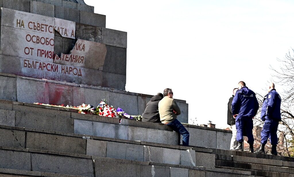 Предозиране: За Русия счупването на плочата на паметника на съветската армия е "богохулство"