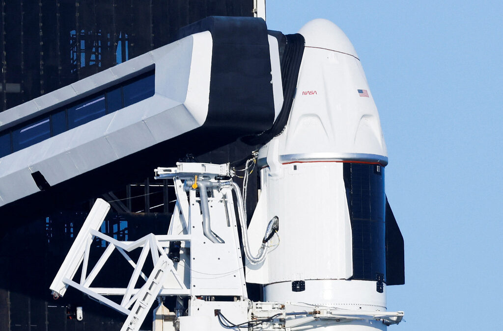 Ракетата Falcon 9, която трябваше да изведе в орбита космическия кораб на SpaceX на площадката за излитане във Флорида