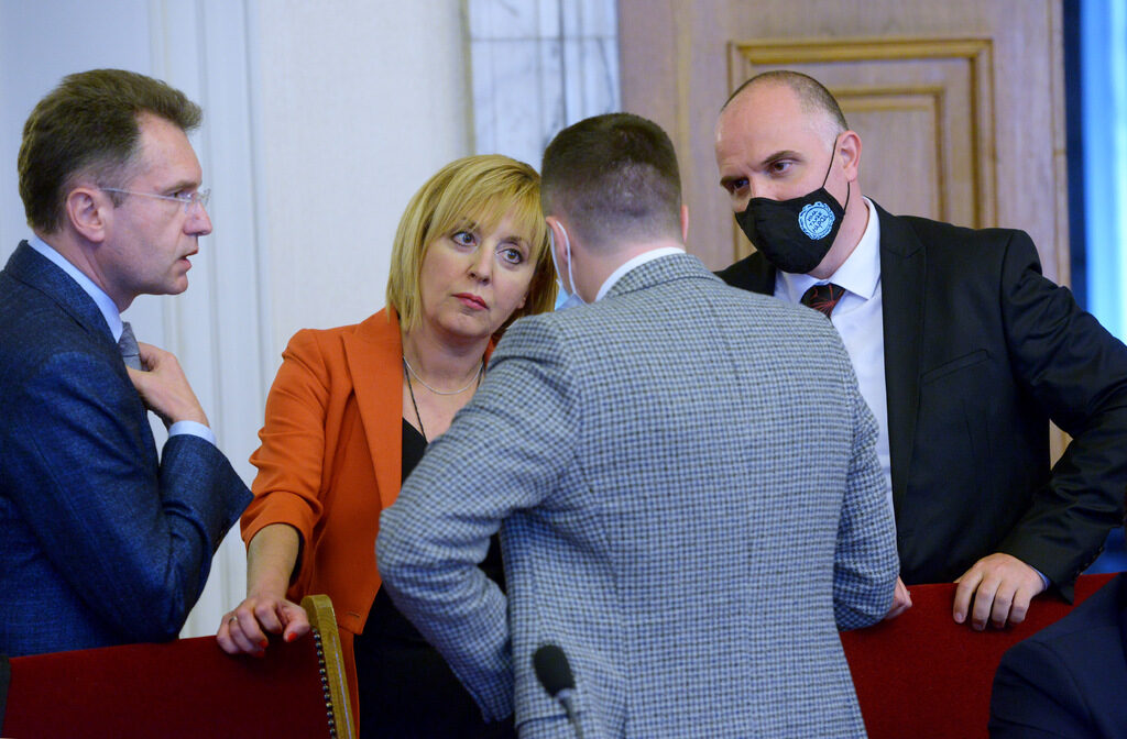 Председателят на Комисията по ревизията в 46-ия парламент Мая Манолова, в разговор с колеги по време на първото заседание.