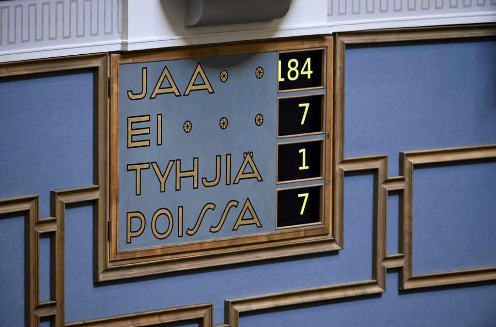 Седем от 200-те финландски депутати гласуваха против влизането на страната в НАТО и един се въздържа. Всички останали подкрепиха кандидатурата на правителството за присъединяване към отбранителния съюз