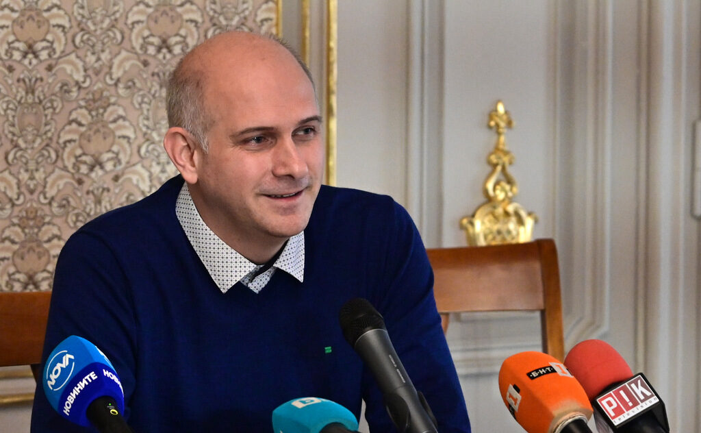 Васил Васил по време на брифинга