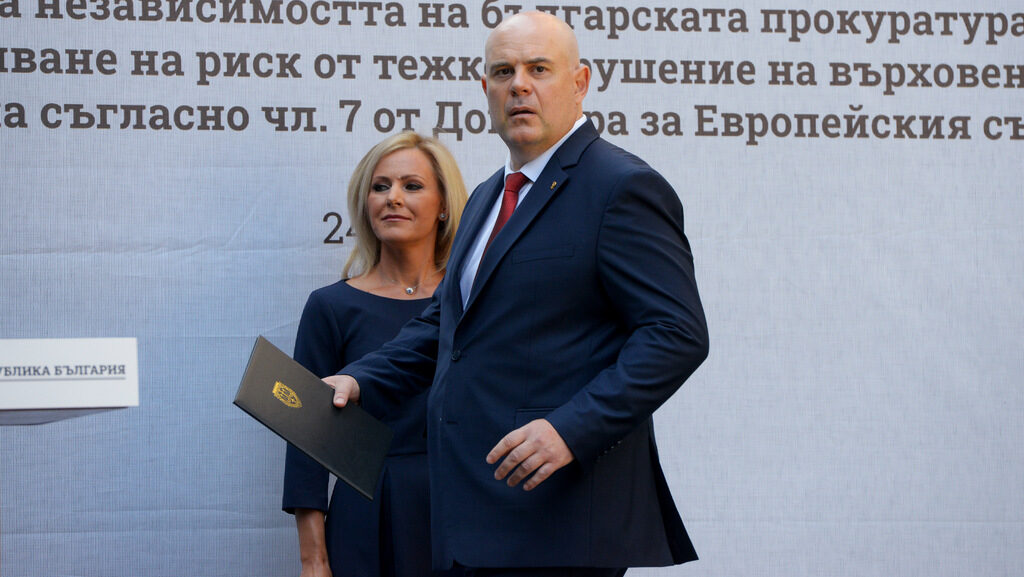 Когато трябва да се разследват действия, свързани с управлението на страната от ГЕРБ, прокуратурата се разсейва, а говорителят ѝ Сийка Милева (редови прокурор) ни занимава как "машинка, с размера на малка кутийка, може да отключи скъп джип" (централна емисия на БНТ от 28.02.).