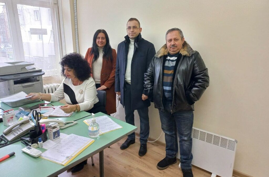 Водачът в листата на ДПС за Габрово Юсеин Вейселов (в средата) регистрира листата часове след отлагане на дело срещу него заради заболяване.