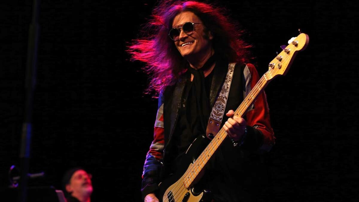 Хюз, наричан заради страхотния си вокален обхват и височини The Voice of Rock, води със себе си Сьорен Андерсен - китара, Аш Шиън - барабани, и Боб Фридзема - клавишни.