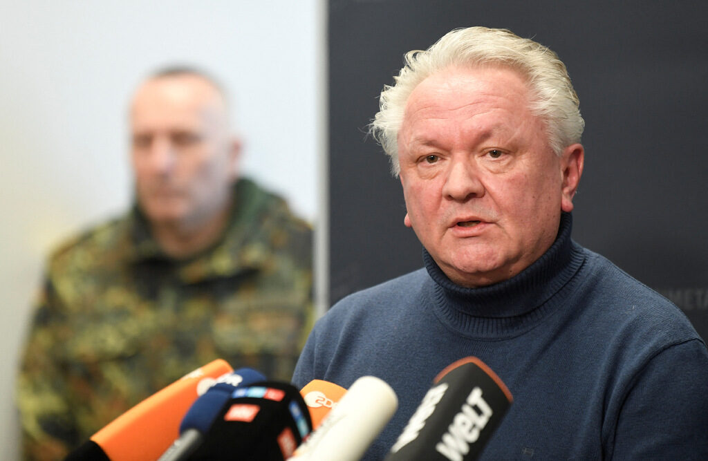 Шефът на германския отбранителен концерн Армин Папергер (на преден план)