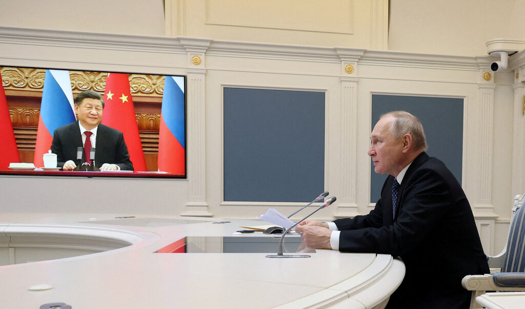 Става ясно, че Си с половин уста ще обещава разни дребни неща на Путин до онзи момент, в който владетелят на Кремъл ще е най-слаб и най-силно уплашен. Точно тогава Си ще му предложи да го пази от външен натиск, срещу което ще му поиска нещо истински голямо.