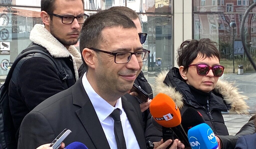 Зам.-районният прокурор на София Борислав Георгиев обясни, че прокуратурата е преквалифицирала разследването срещу Велико Желев и то вече се води за изнудване.