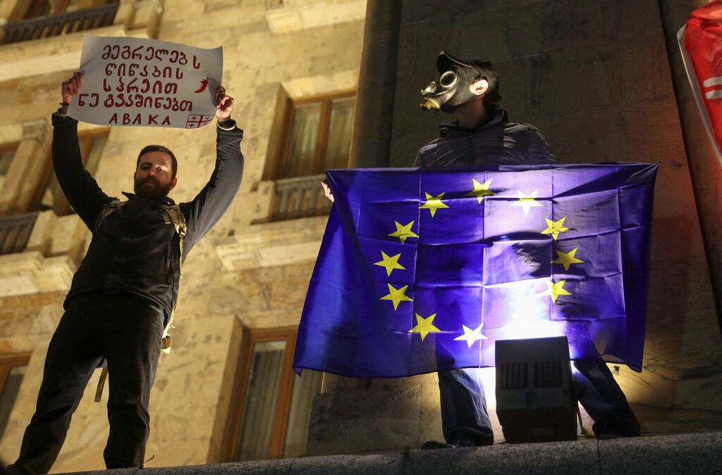 Протестиращи отново щурмуват парламента в Тбилиси, има ранени в сблъсъците