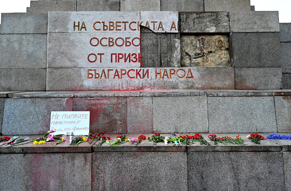 Паметникът на Съветската армия е постоянна сцена на сблъсъци между неговите противници и поддръжници.