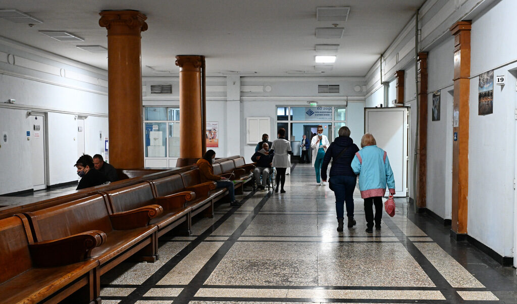 Продължителността на живота в България отчете най-голям спад от всички държави в ЕС през 2022 г. Медицински хеликоптери още няма, нито Национална детска болница. Цели групи медицински специалисти намаляват като брой и застаряват като възраст. Предлагат ли партиите решения? Продължителността на живота в България отчете най-голям спад от всички държави в ЕС през 2022 г. Медицински хеликоптери още няма, нито Национална детска болница. Цели групи медицински специалисти намаляват като брой и застаряват като възраст. Предлагат ли партиите решения?