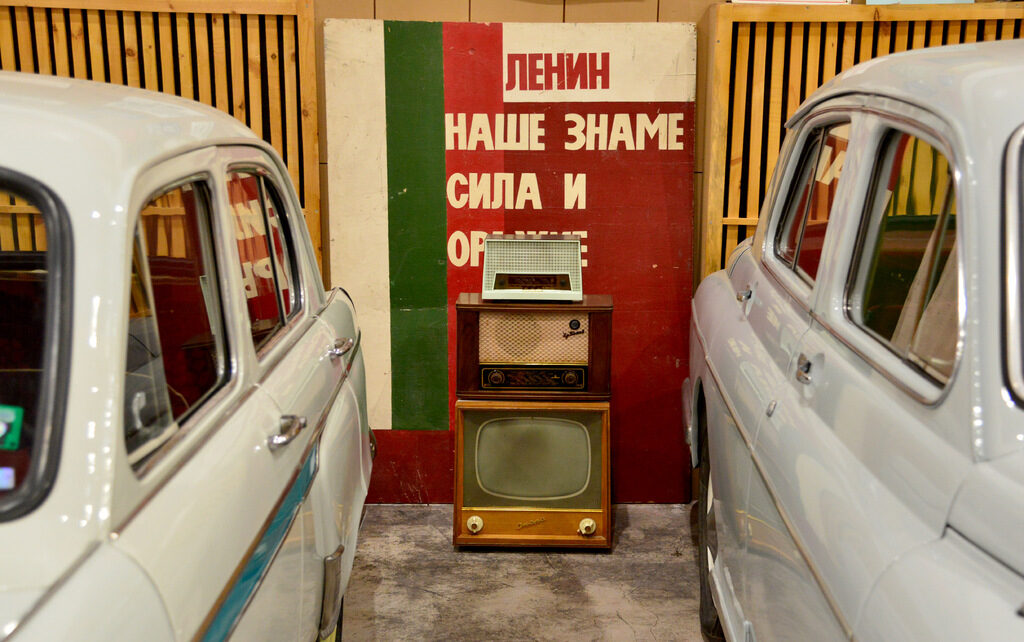 Многобройни фейсбук групи и сайтове са създадени или превзети от кремълските хибридчици, за да идеализират комунистическото минало.