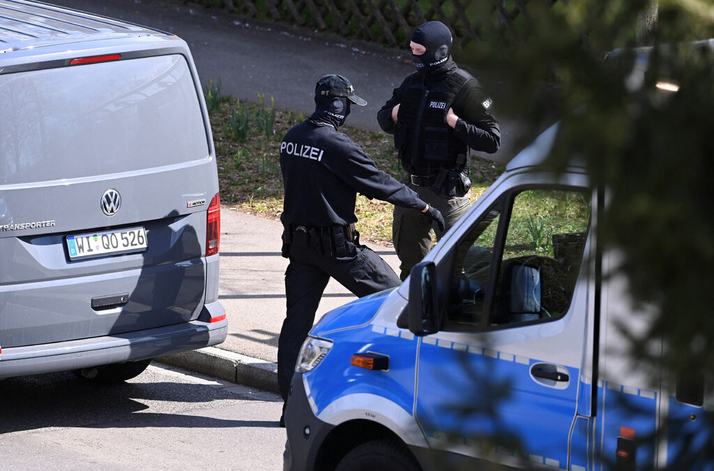 Полицейски служители от германската специална група в Ройтлинген, където един полицай беше леко ранен, а стрелецът - задържан