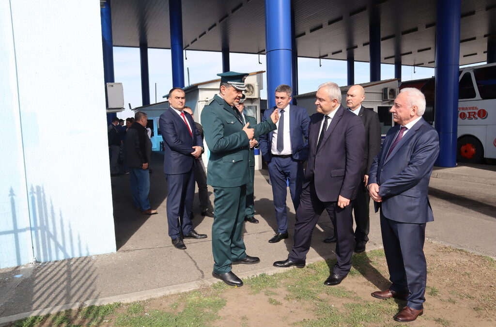 Министър Демерджиев: Неприемливо е струпването на километрична опашка на "Дунав мост" 2