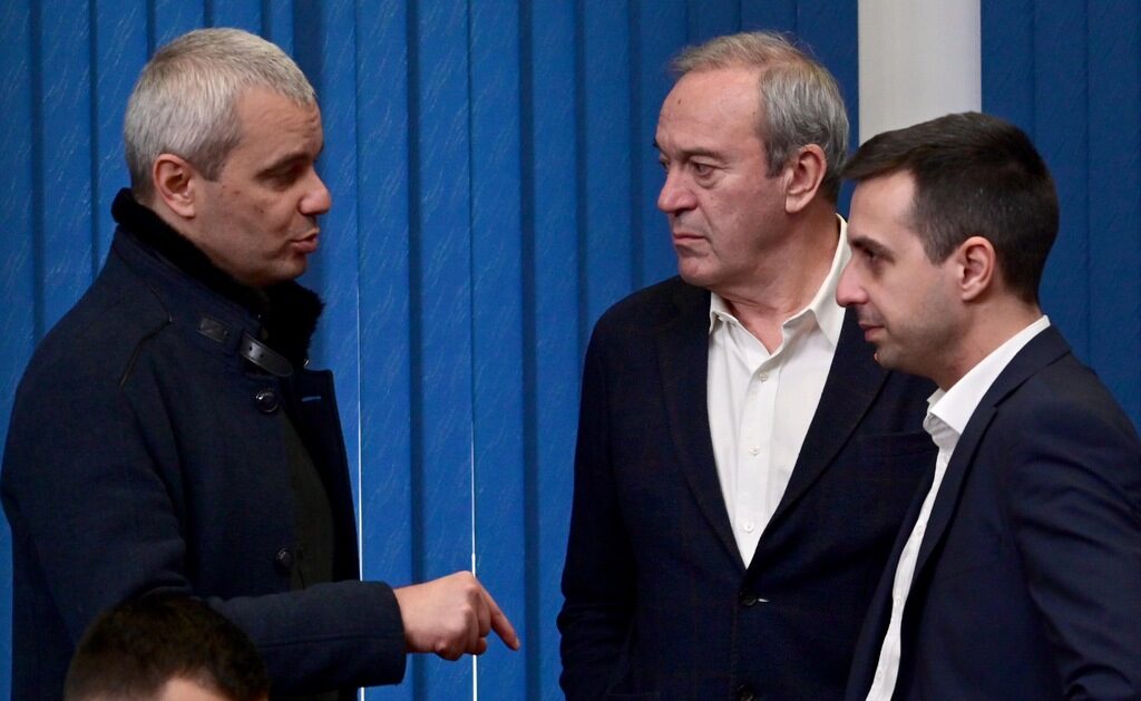 Лидерът на "Възраждане" Костадин Костадинов със секретаря на партията Деян Николов и икономическия съветник Виктор Папазов