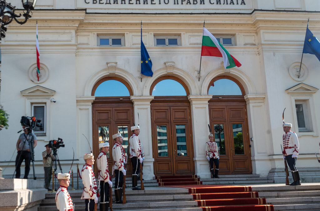Основната интрига на изборния ден ще бъде кой все пак ще спечели изборите. Победата не е без значение.