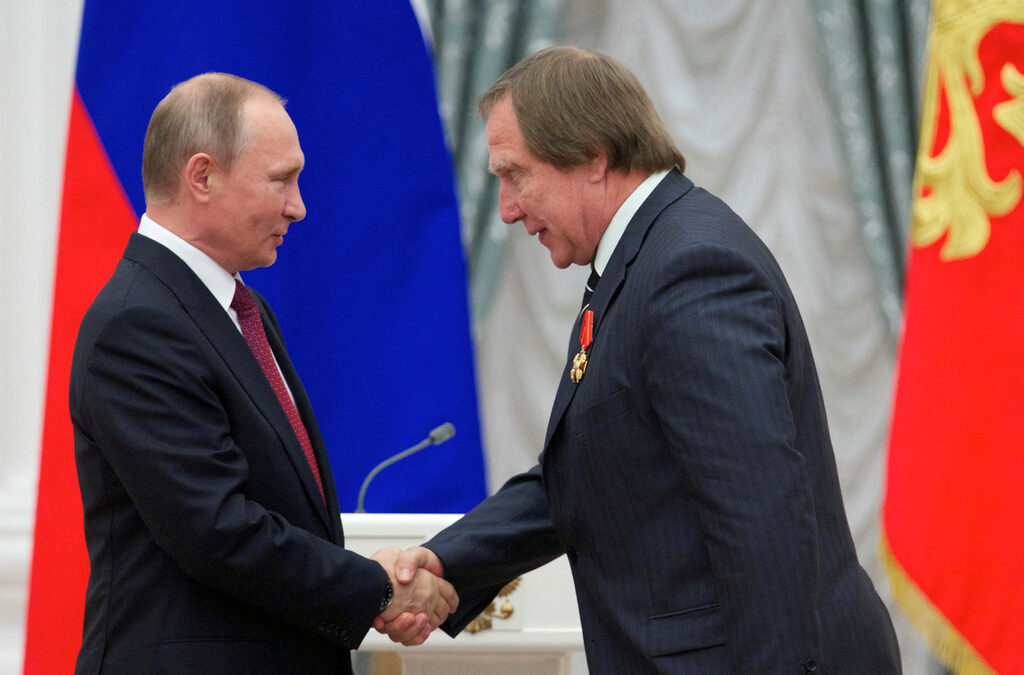 Путин и Ролдугин се здрависват, след като руския президент е наградил музиканта за откриването на концертна зала в Санкт Петербург през 2016 г., заради която с държавни средства е реставрирано цяло имение