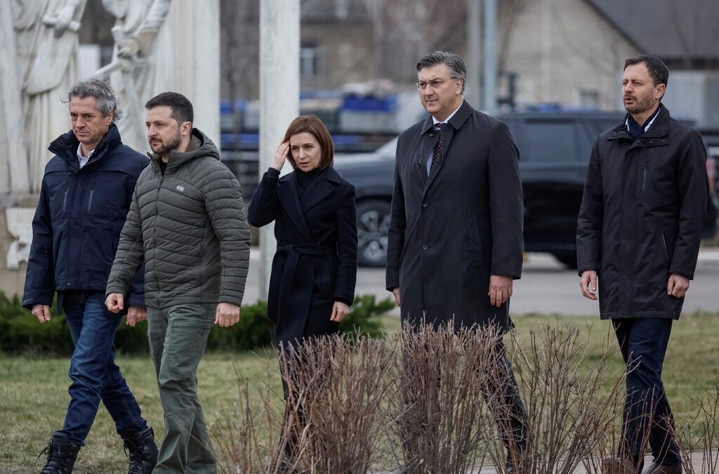 Зеленски и четирима лидери от Източна Европа посетиха Буча, 27 дипломати от ЕС се събраха в Киев