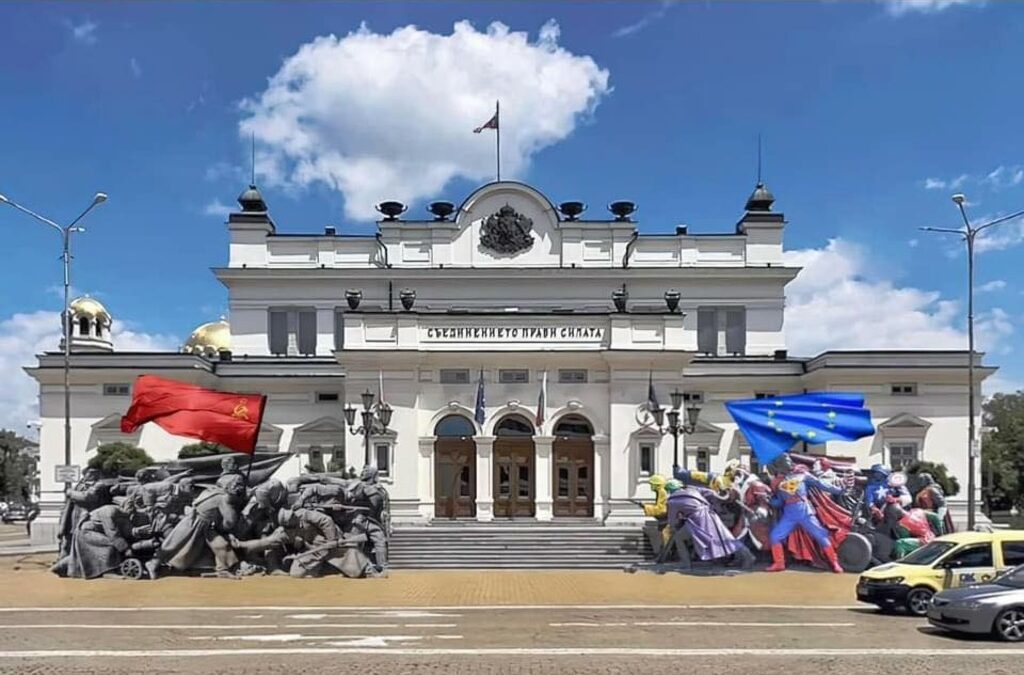 "Дневник" публикува шегите на Валдес Радев, Иван Червенков, Христо Комарницки, Станислав Беловски, Самуил Петканов, Александър Пелев, Емил Л. Георгиев, Веселин Боришев.