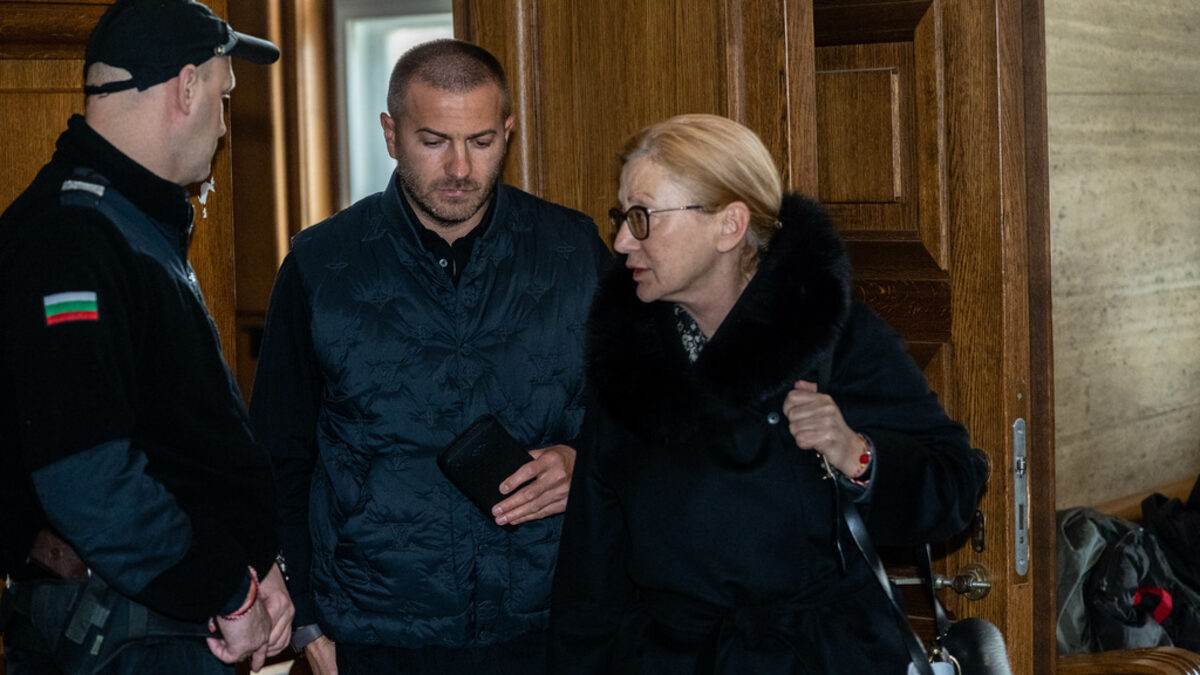 Иван Тодоров с адвоката си Ина Лулчева на излизане от съдебната зала.