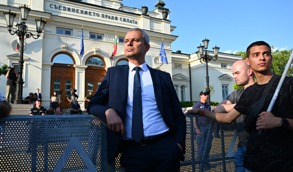 По време на кампанията Костадин Костадинов е получил два пъти повече екранно време в основните три национални телевизии от всеки друг партиен представител, според анализ на екипа на платформата "Лъжеш ли". По време на кампанията Костадин Костадинов е получил два пъти повече екранно време в основните три национални телевизии от всеки друг партиен представител, според анализ на екипа на платформата "Лъжеш ли".