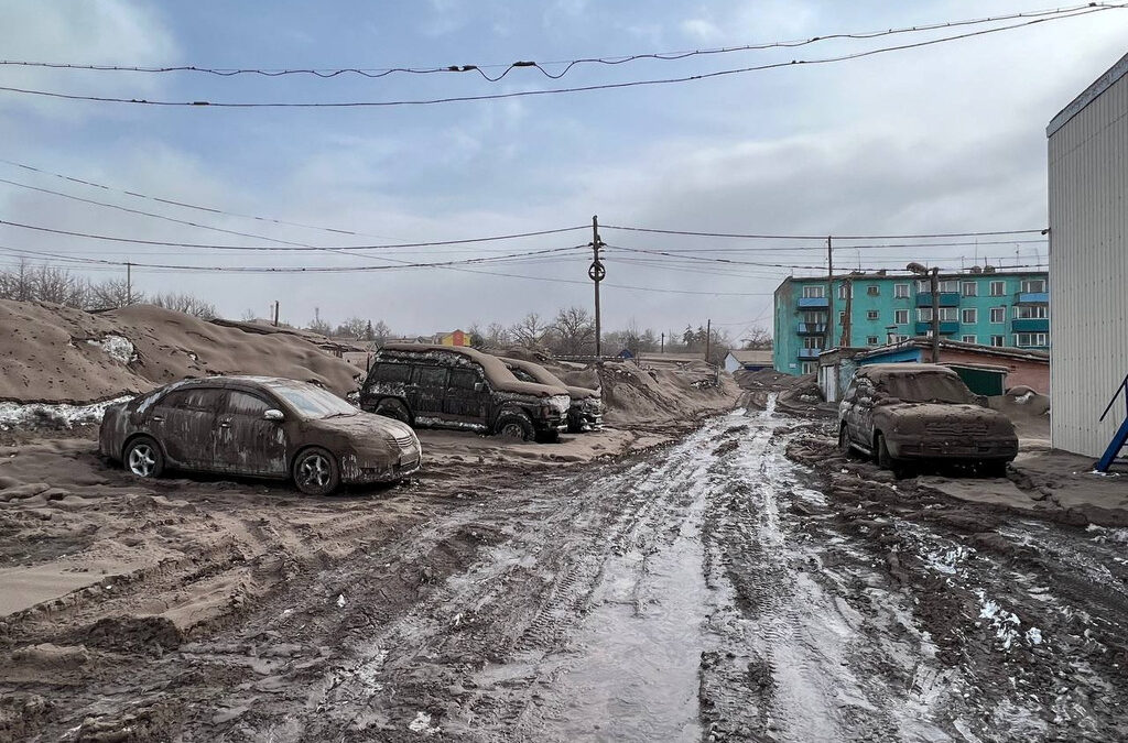 Руското село Ключи, което се намира на около 50 км от вулкана е засипано с пепел