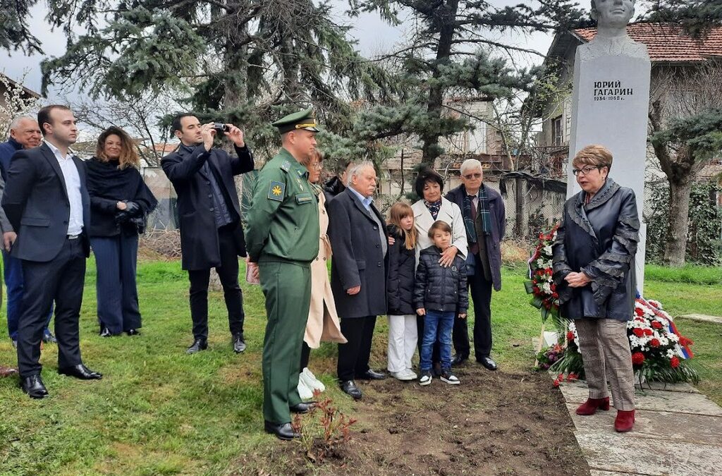 Докато тече заседанието, руският посланик отбеляза Деня на космонавтиката