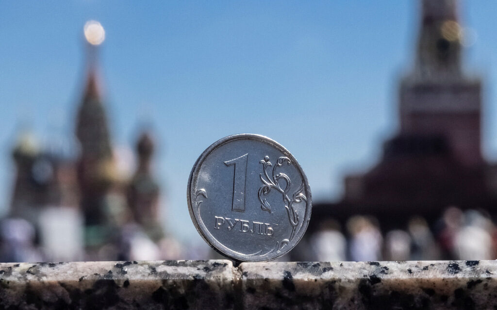 Рублата отслабна още заради недостига на чуждестранна валута