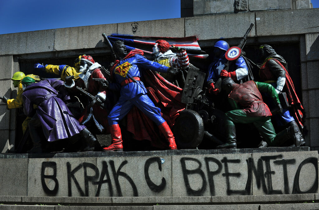 Артистите от Destructive creation през 2011 г. изрисуваха съветските воини като герои от американски комикси и с ирония написаха "В крак с времето".