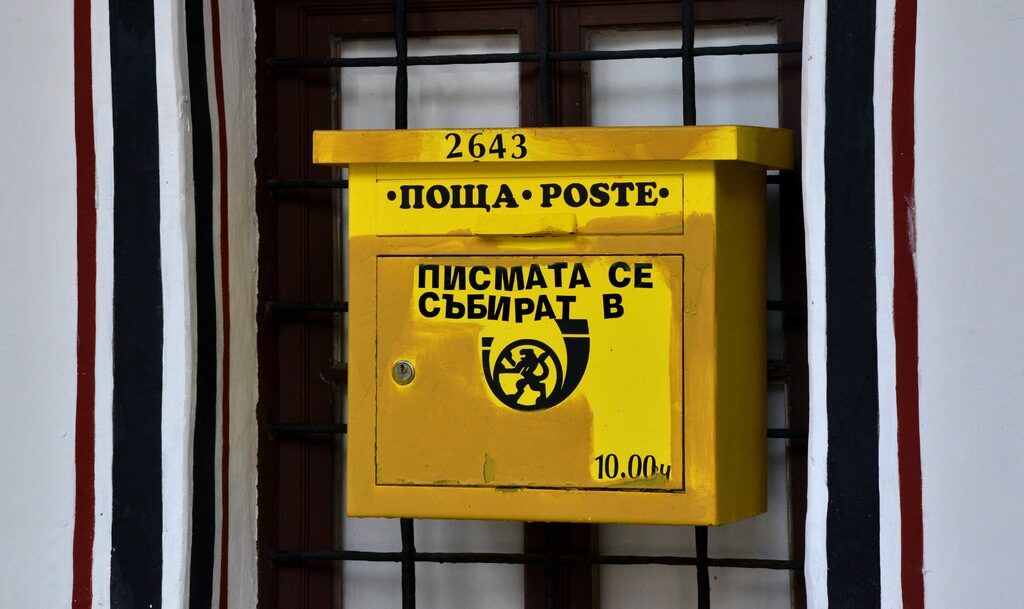 Доклад на Сметната палата разкрива, че управлението на пощите е меко казано смущаващо, а нарушения и пропуски се откриват във почти всеки аспект на харченето на средства. Доклад на Сметната палата разкрива, че управлението на пощите е меко казано смущаващо, а нарушения и пропуски се откриват във почти всеки аспект на харченето на средства.