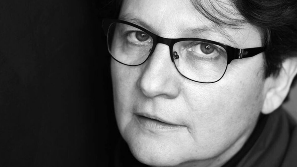 "Винаги ме е интересувало как е написана книгата - стил, език, останалото е встрани", казва известната поетеса и журналистка. "Винаги ме е интересувало как е написана книгата - стил, език, останалото е встрани", казва известната поетеса и журналистка.