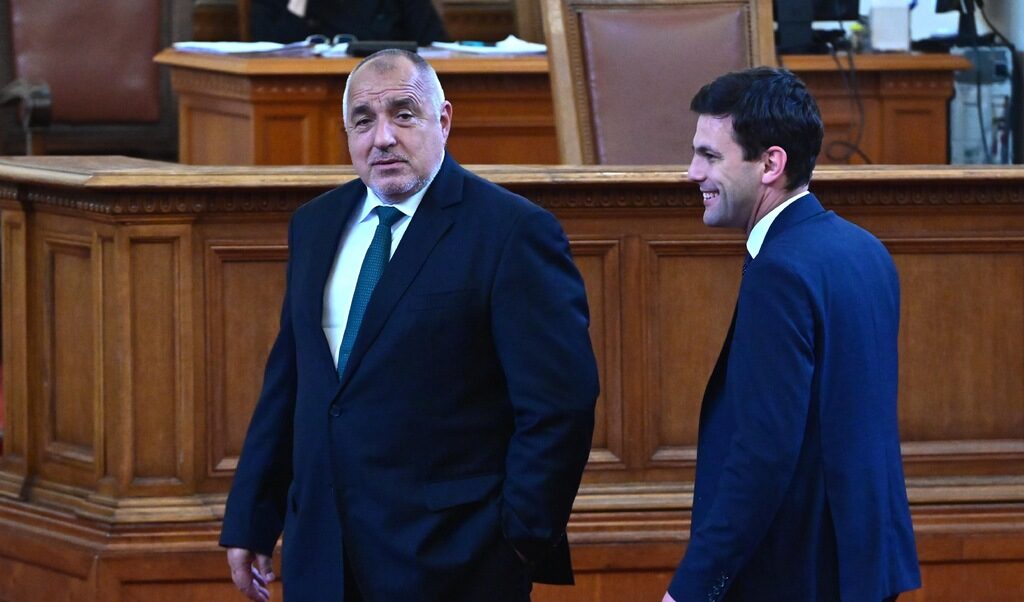 Не е възможно Кирил Петков, например, да съобщи на Бойко Борисов нещо като: "Добре, ще оставим твоите да крадат, ама - по малко".