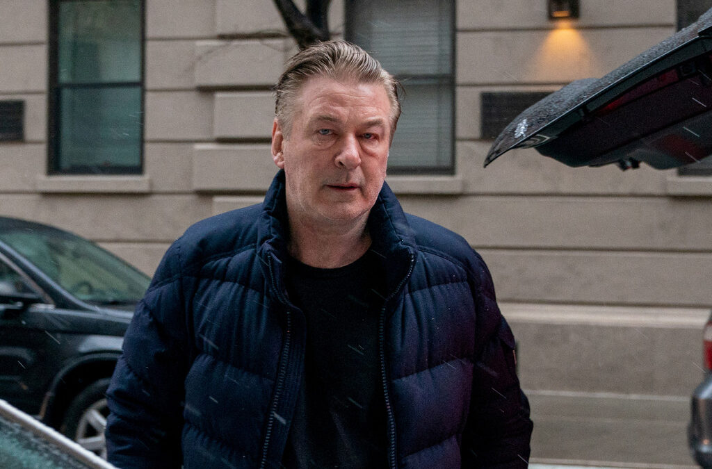 По време на снимките на филма "Ръжда" Болдуин стреля с реквизитен пистолет и уби операторката Халина Хъчинс.