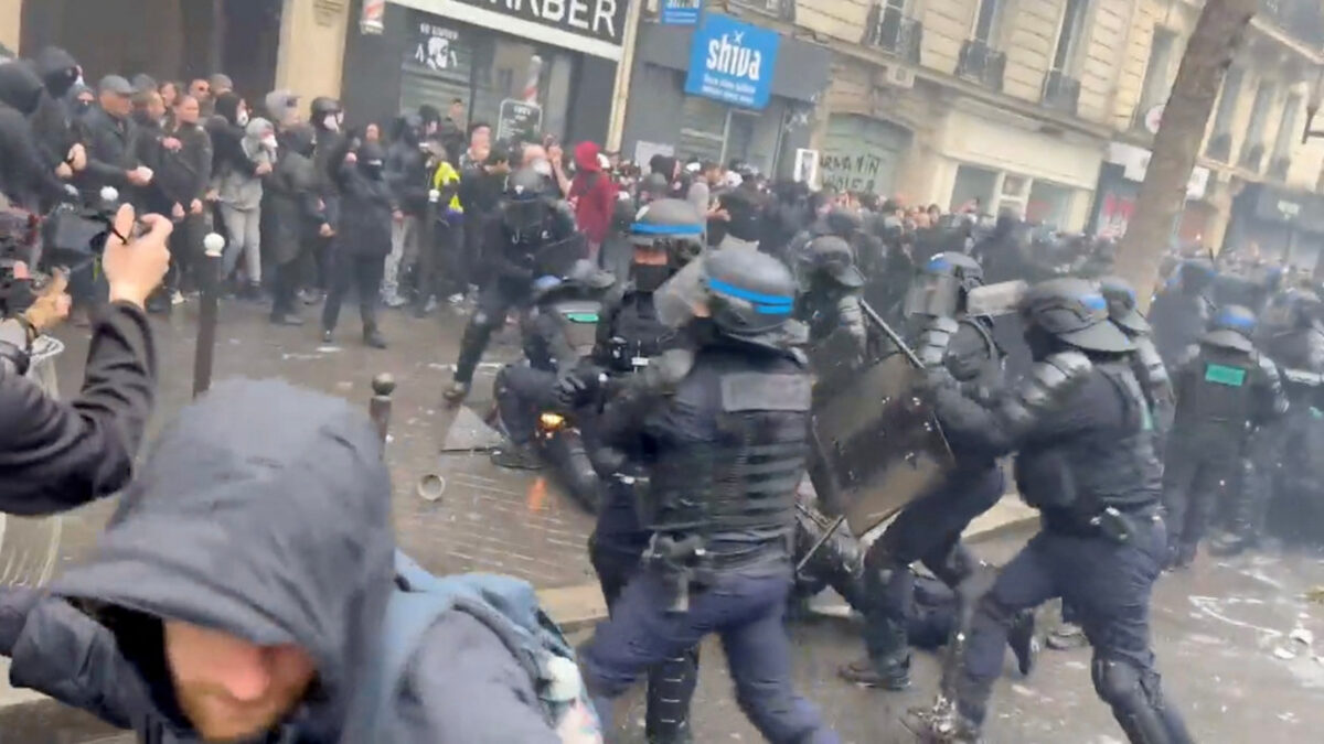 Най-малко 108 полицаи са ранени във Франция по време на първомайските протести Най-малко 108 полицаи са ранени във Франция по време на първомайските протести